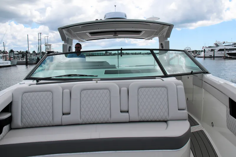 Slide: The Image of Sea Ray SLX 400 Outboard 2025 - 46