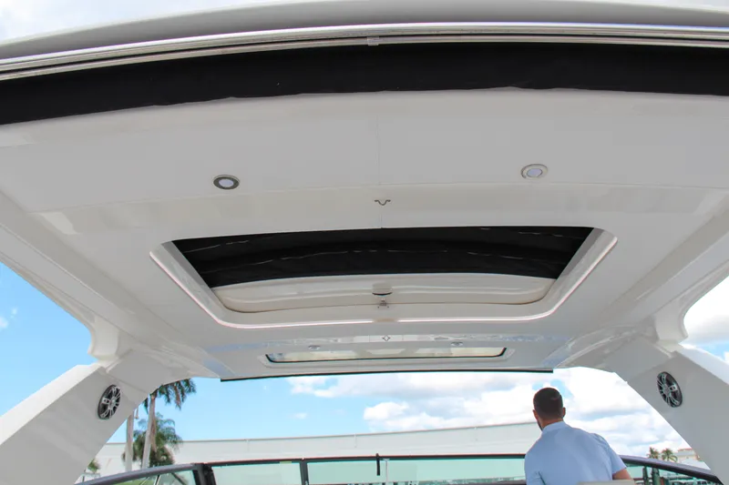 Slide: The Image of Sea Ray SLX 400 Outboard 2025 - 48