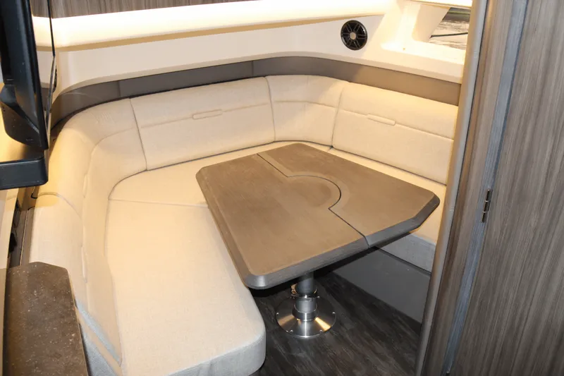 Slide: The Image of Sea Ray SLX 400 Outboard 2025 - 49