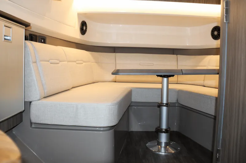 Slide: The Image of Sea Ray SLX 400 Outboard 2025 - 51