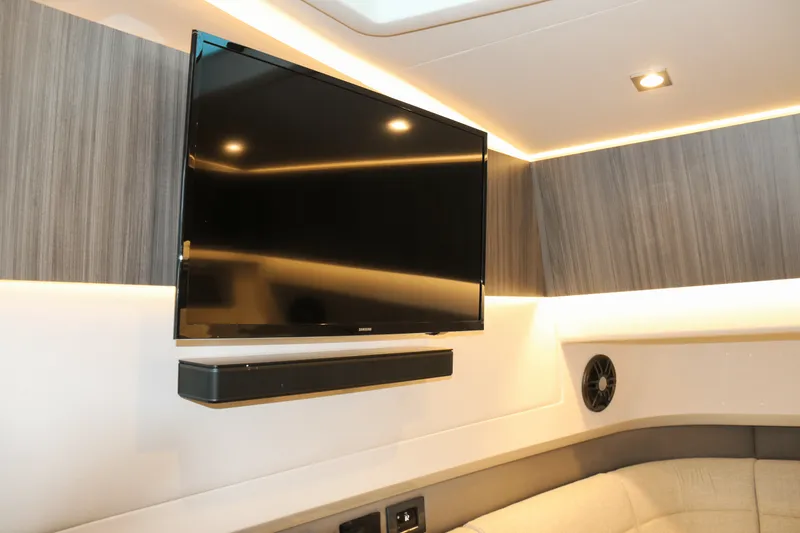 Slide: The Image of Sea Ray SLX 400 Outboard 2025 - 52