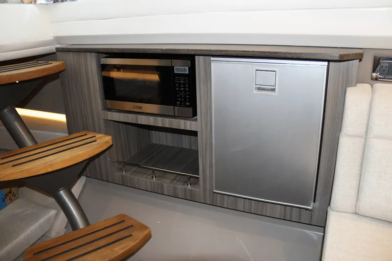 Slide: The Image of Sea Ray SLX 400 Outboard 2025 - 53