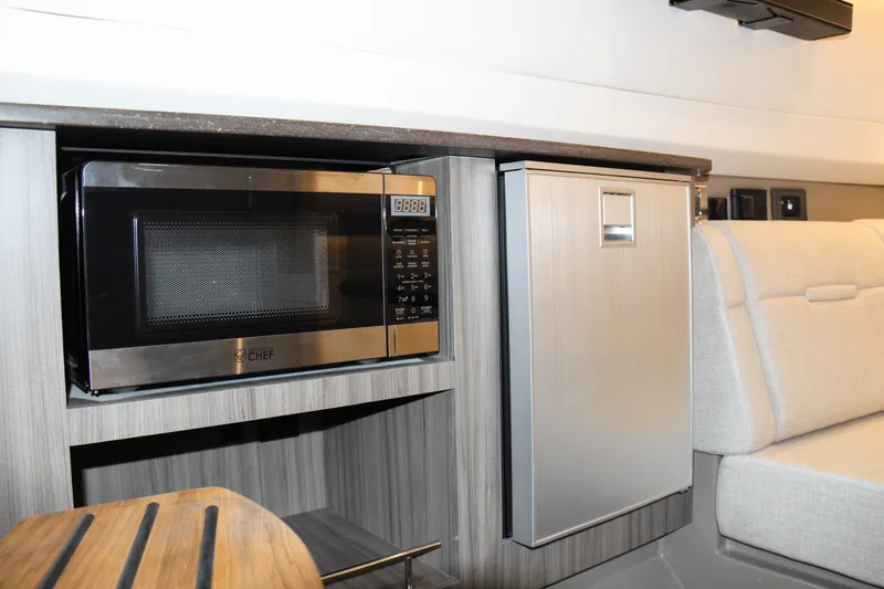 Slide: The Image of Sea Ray SLX 400 Outboard 2025 - 54