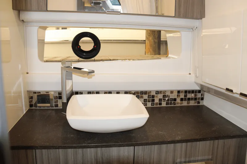 Slide: The Image of Sea Ray SLX 400 Outboard 2025 - 55