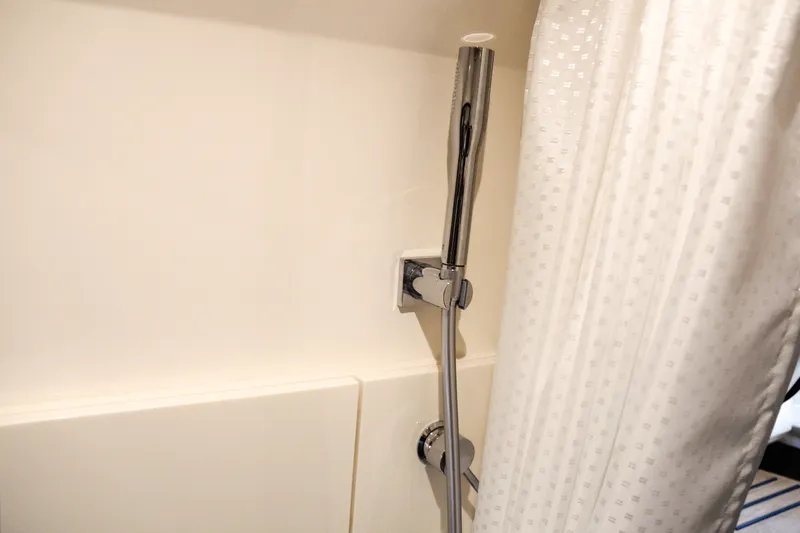 Slide: The Image of Sea Ray SLX 400 Outboard 2025 - 56