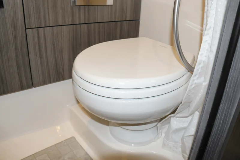 Slide: The Image of Sea Ray SLX 400 Outboard 2025 - 57