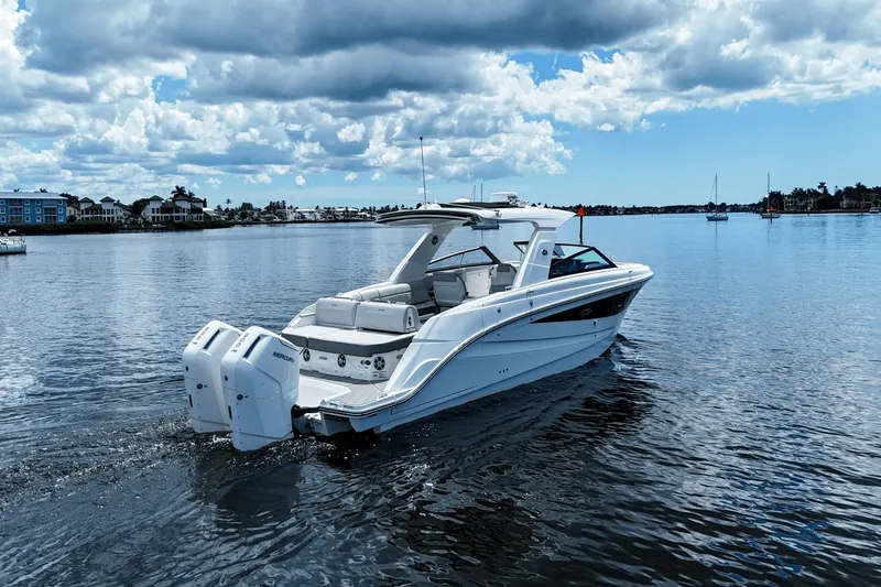 Slide: The Image of Sea Ray SLX 400 Outboard 2025 - 6