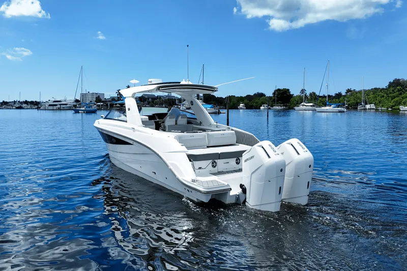 Slide: The Image of Sea Ray SLX 400 Outboard 2025 - 8