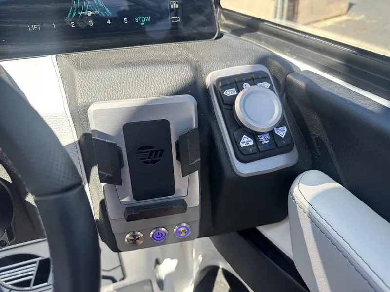 Slide: The Image of Malibu 24 MXZ 2025 - 17