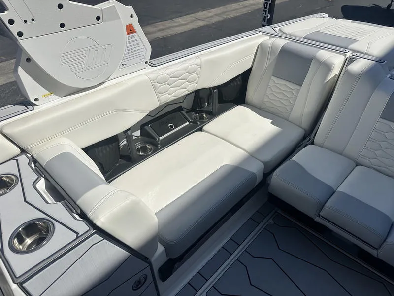 Slide: The Image of Malibu 24 MXZ 2025 - 22