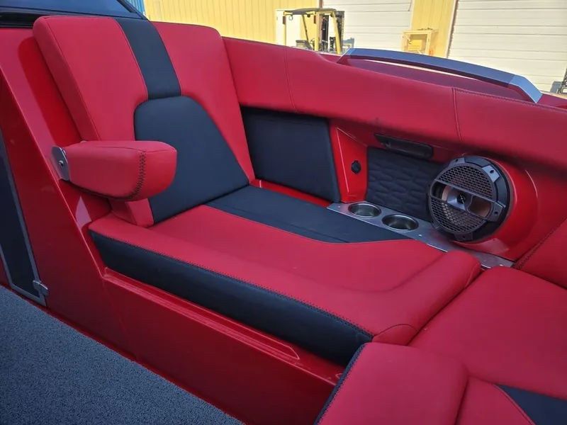 Slide: The Image of MasterCraft X24 2021 - 44