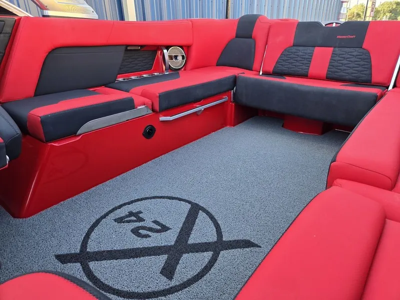 Slide: The Image of MasterCraft X24 2021 - 26