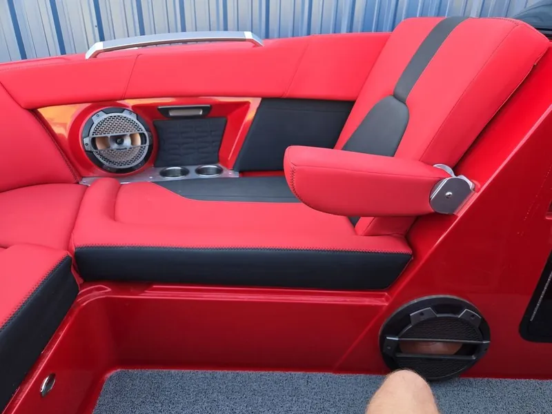 Slide: The Image of MasterCraft X24 2021 - 42