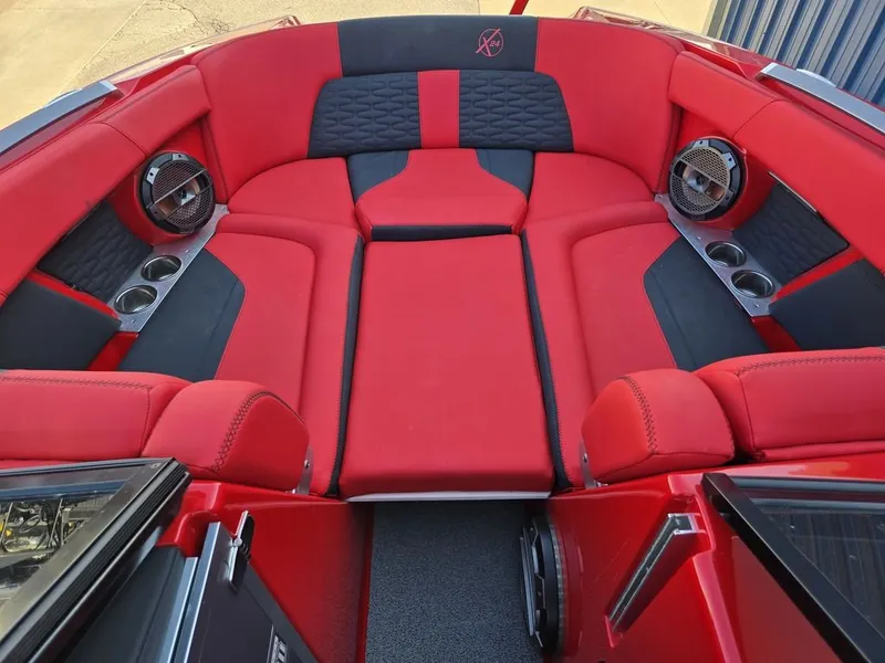 Slide: The Image of MasterCraft X24 2021 - 40
