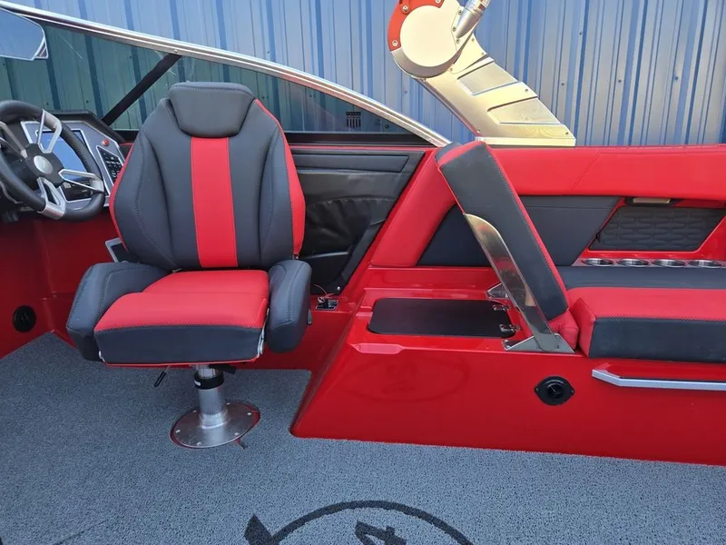 Slide: The Image of MasterCraft X24 2021 - 28