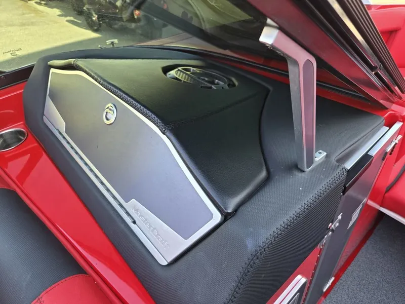 Slide: The Image of MasterCraft X24 2021 - 37