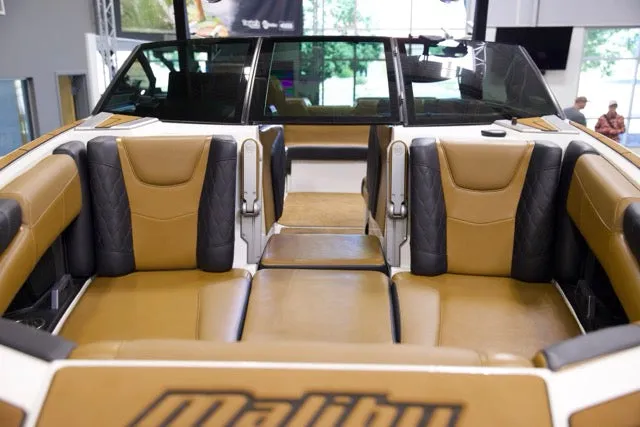 Slide: The Image of Malibu M220 2021 - 10