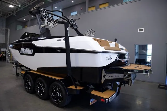 Slide: The Image of Malibu M220 2021 - 2