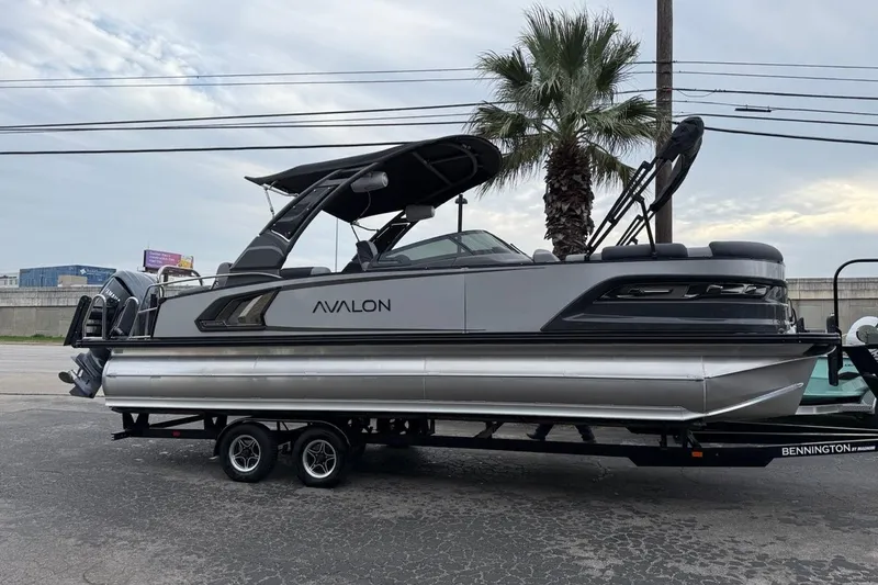 The Image of Avalon Excalibur LTD Quad Lounger Shift 2026 - 0