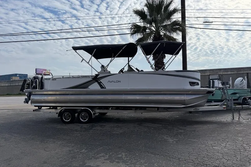 The Image of Avalon LSZ Versatile Rear Bench Windshield 2026 - undefined