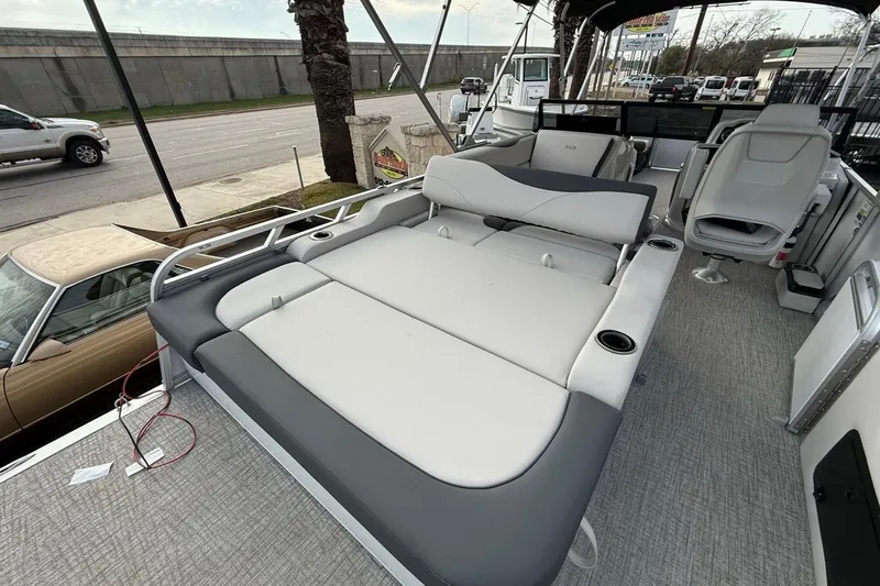 Slide: The Image of Avalon LSZ Versatile Rear Bench Windshield 2026 - 29