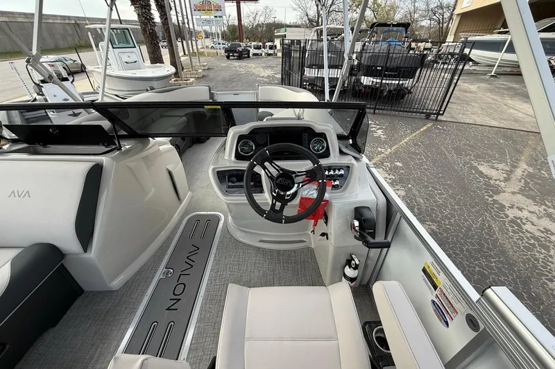 Slide: The Image of Avalon LSZ Versatile Rear Bench Windshield 2026 - 17