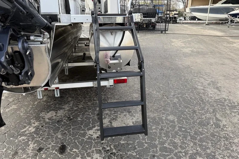 Slide: The Image of Avalon LSZ Versatile Rear Bench Windshield 2026 - 2