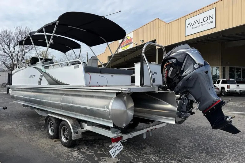 Slide: The Image of Avalon LSZ Versatile Rear Bench Windshield 2026 - 3