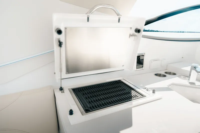 Slide: The Image of Cruisers 38 GLS Outboard 2025 - 10