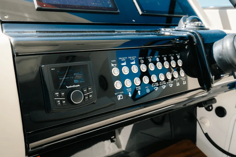 Slide: The Image of Cruisers 38 GLS Outboard 2025 - 15