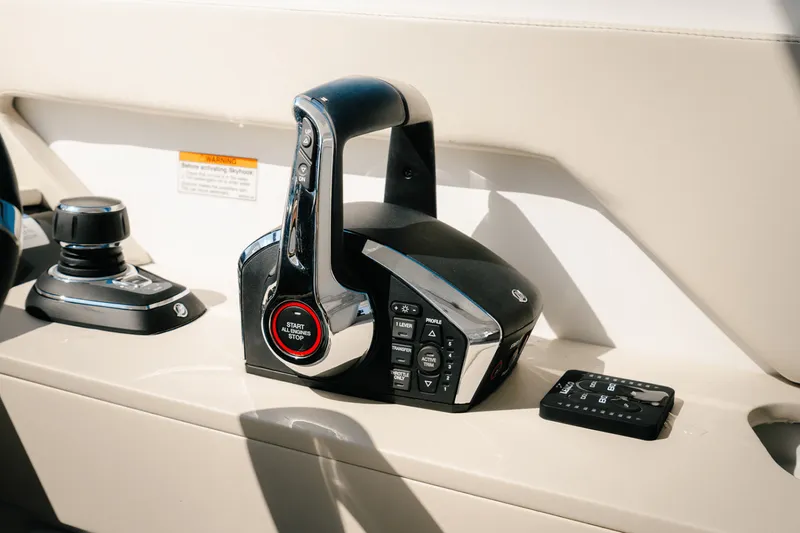 Slide: The Image of Cruisers 38 GLS Outboard 2025 - 18