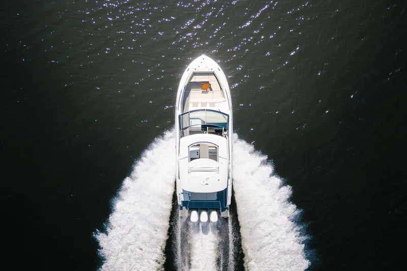 Slide: The Image of Cruisers 38 GLS Outboard 2025 - 28