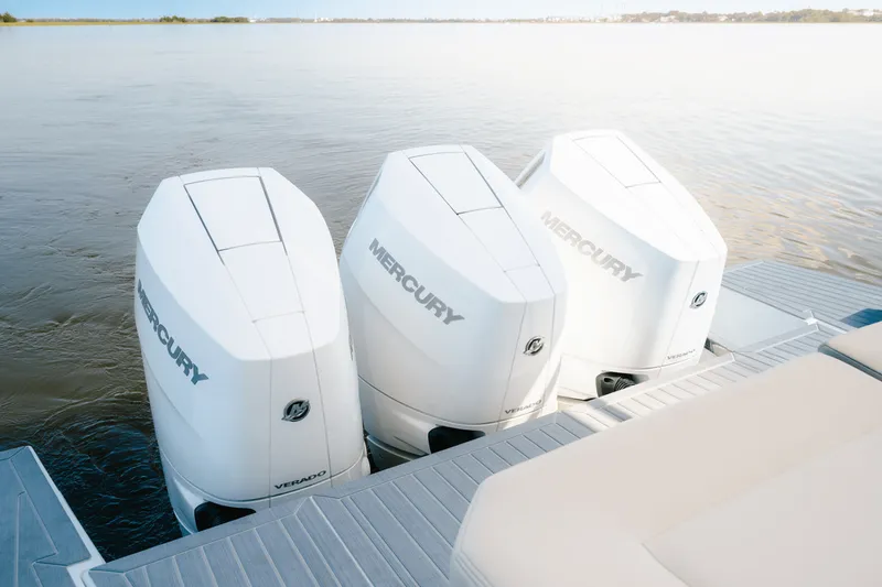 Slide: The Image of Cruisers 38 GLS Outboard 2025 - 4
