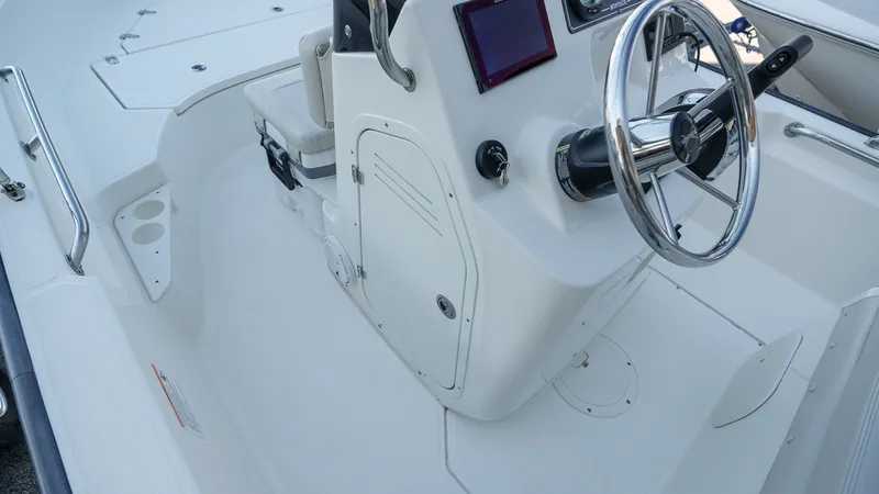 Slide: The Image of Boston Whaler 170 Montauk 2025 - 14
