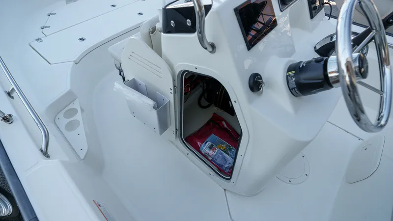 Slide: The Image of Boston Whaler 170 Montauk 2025 - 15