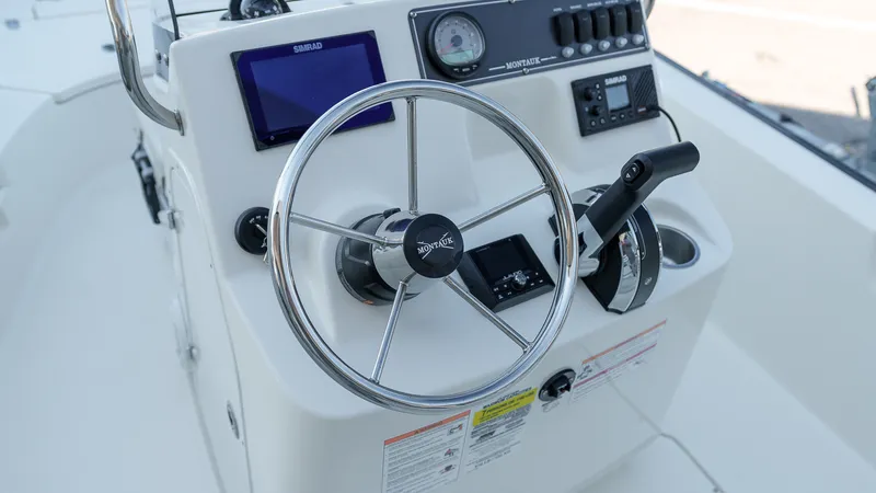 Slide: The Image of Boston Whaler 170 Montauk 2025 - 17