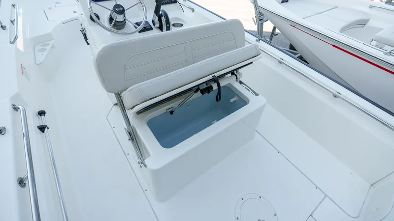 Slide: The Image of Boston Whaler 170 Montauk 2025 - 26