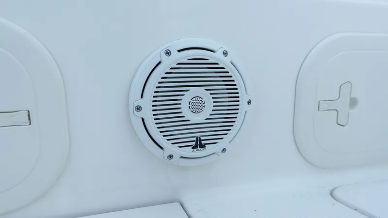 Slide: The Image of Boston Whaler 170 Montauk 2025 - 28