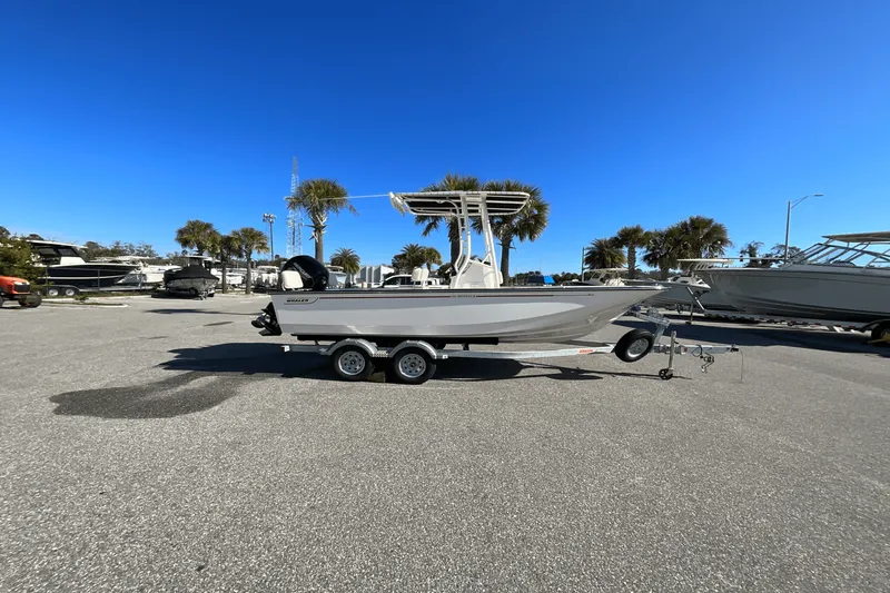 Slide: The Image of Boston Whaler 190 Montauk 2025 - 6