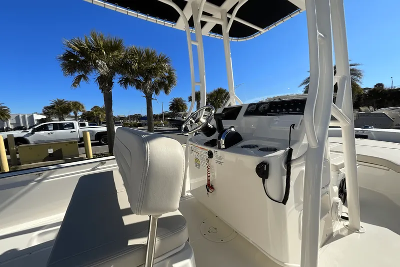Slide: The Image of Boston Whaler 190 Montauk 2025 - 9