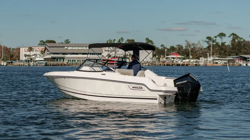 Slide: The Image of Boston Whaler 210 Vantage 2024 - 10