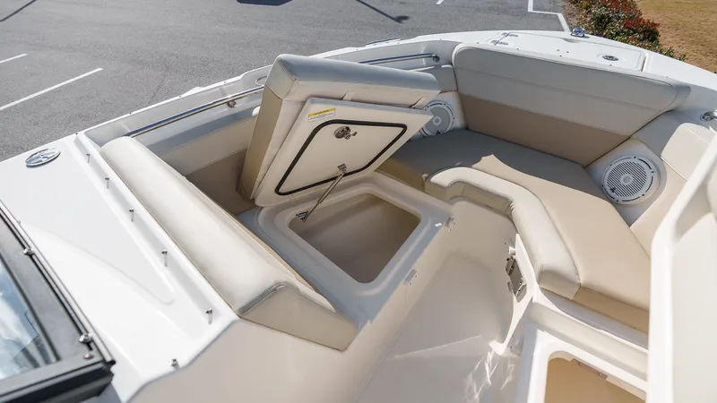 Slide: The Image of Boston Whaler 210 Vantage 2024 - 15