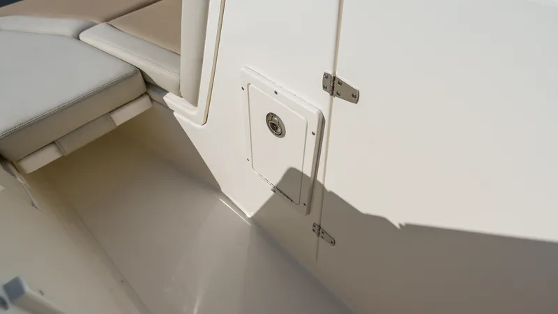 Slide: The Image of Boston Whaler 210 Vantage 2024 - 17