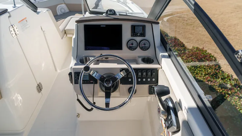 Slide: The Image of Boston Whaler 210 Vantage 2024 - 19