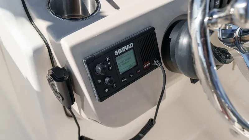 Slide: The Image of Boston Whaler 210 Vantage 2024 - 20