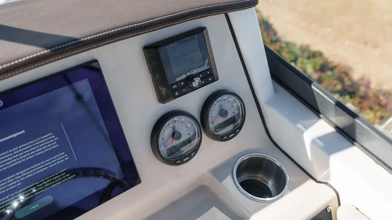 Slide: The Image of Boston Whaler 210 Vantage 2024 - 22