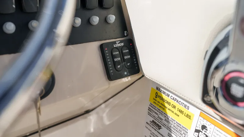 Slide: The Image of Boston Whaler 210 Vantage 2024 - 24