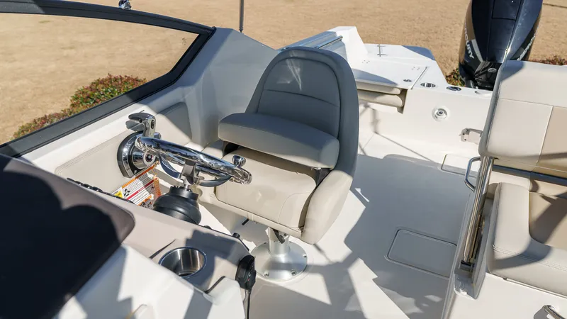 Slide: The Image of Boston Whaler 210 Vantage 2024 - 26