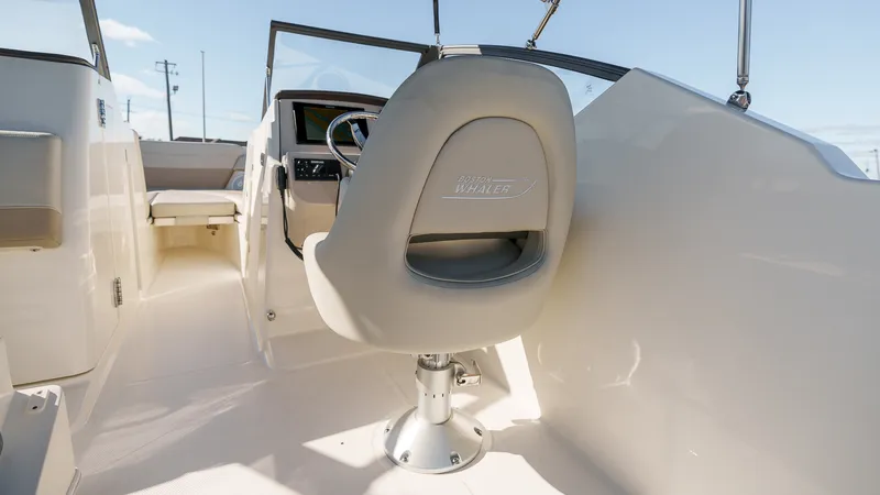 Slide: The Image of Boston Whaler 210 Vantage 2024 - 27