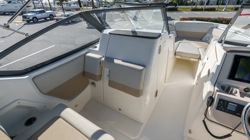 Slide: The Image of Boston Whaler 210 Vantage 2024 - 28